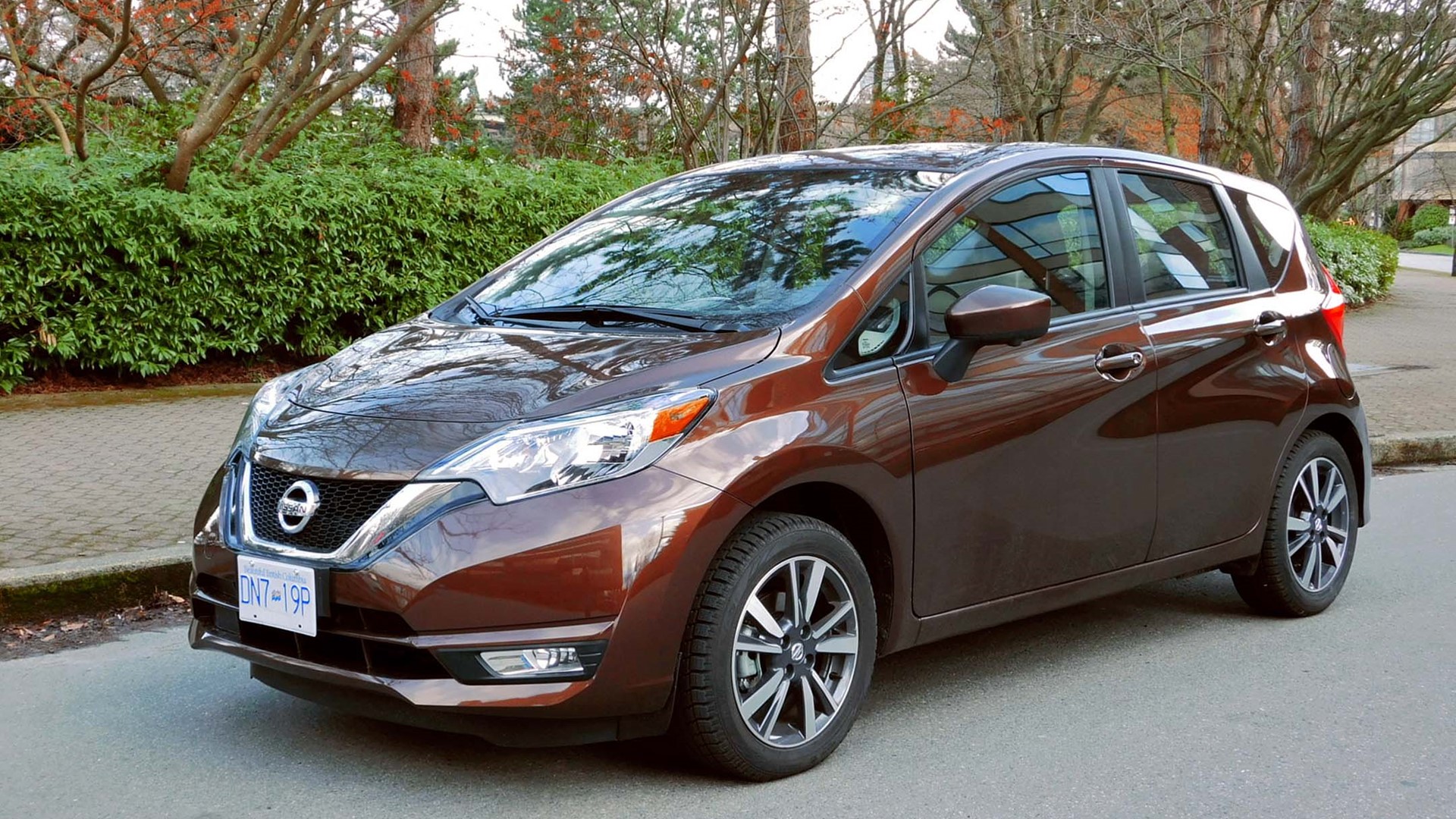 Nissan note левое крыло