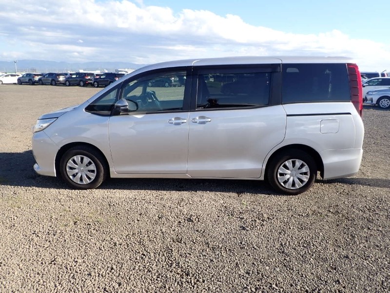 2017 TOYOTA NOAH X